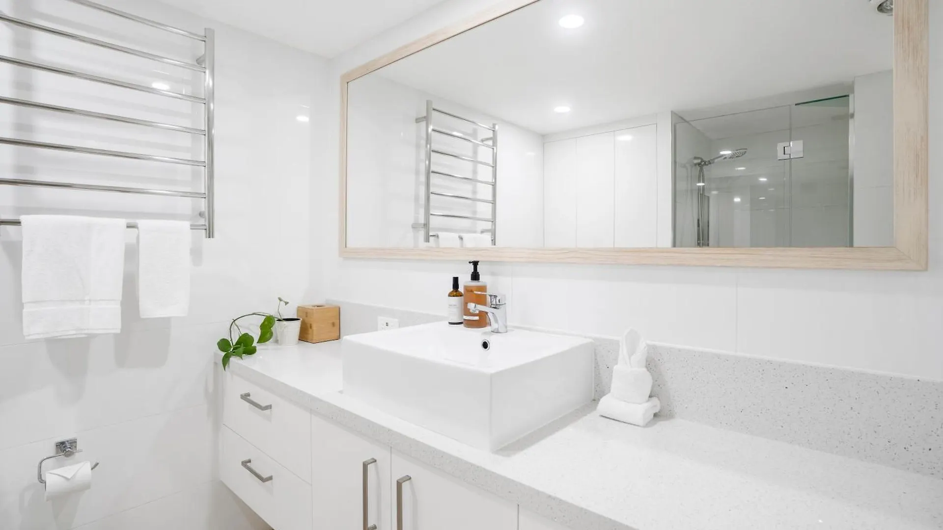 Highwater Haven - Ocean View Apartment. 300M To Beach. Pet Friendly 알렉산드라헤드랜드