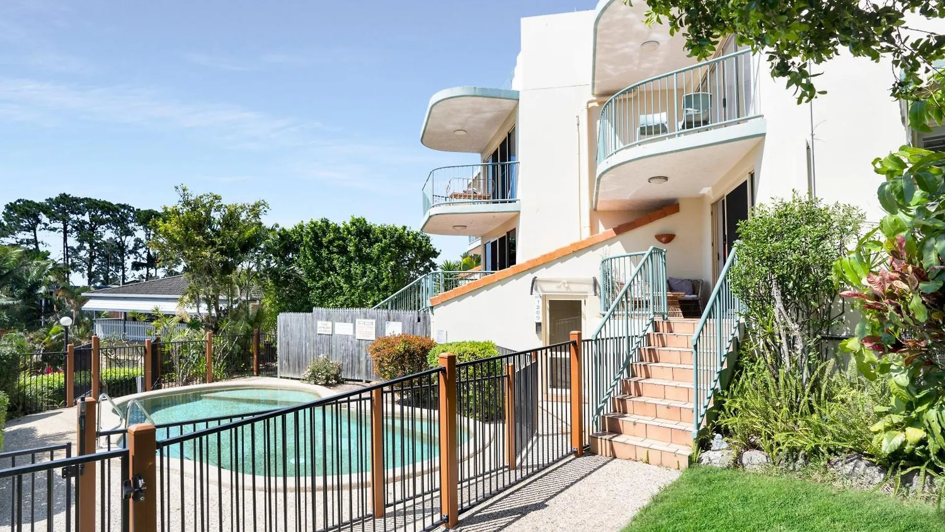 Highwater Haven - Ocean View Apartment. 300M To Beach. Pet Friendly 알렉산드라헤드랜드